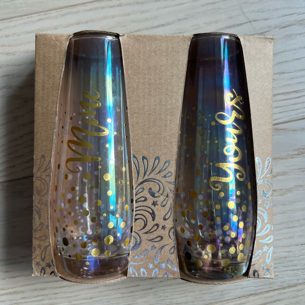 Set of 2 stemless wine glasses with cute catchy phrases
Never used - Brand new